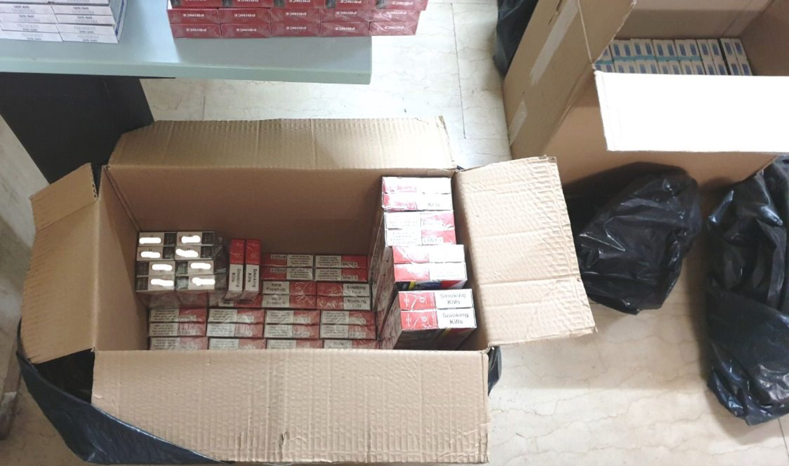 Ομόνοια: Συνελήφθη 34χρονος αλλοδαπός με 2.900 πακέτα λαθραίων τσιγάρων (Φωτό)