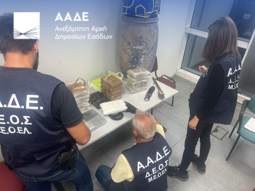 ΑΑΔΕ: Επιχείρηση «Άνθη του κακού» – Βρέθηκαν επιπλέον 26,8 κιλά κοκαΐνης σε υπόγεια δεξαμενή (Βίντεο & Φωτό)