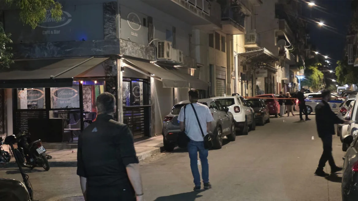 Νύχτα τρόμου στον Άγιο Παντελεήμονα: «Γάζωσαν» καφέ με 10 ανθρώπους μέσα – Σφαίρα ή θραύσμα τραυμάτισε 10χρονο κορίτσι