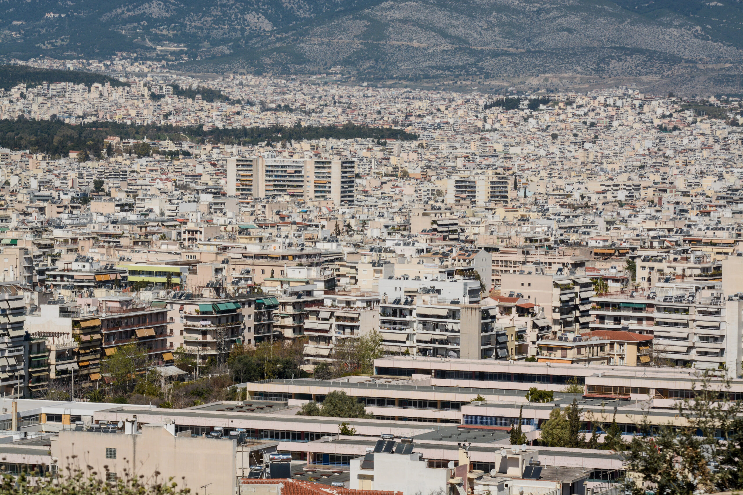 Κομισιόν: Νέοι κανόνες για Airbnb και βραχυχρόνιες μισθώσεις με τον νόμο «Οικονομικά Προσιτή Στέγαση»