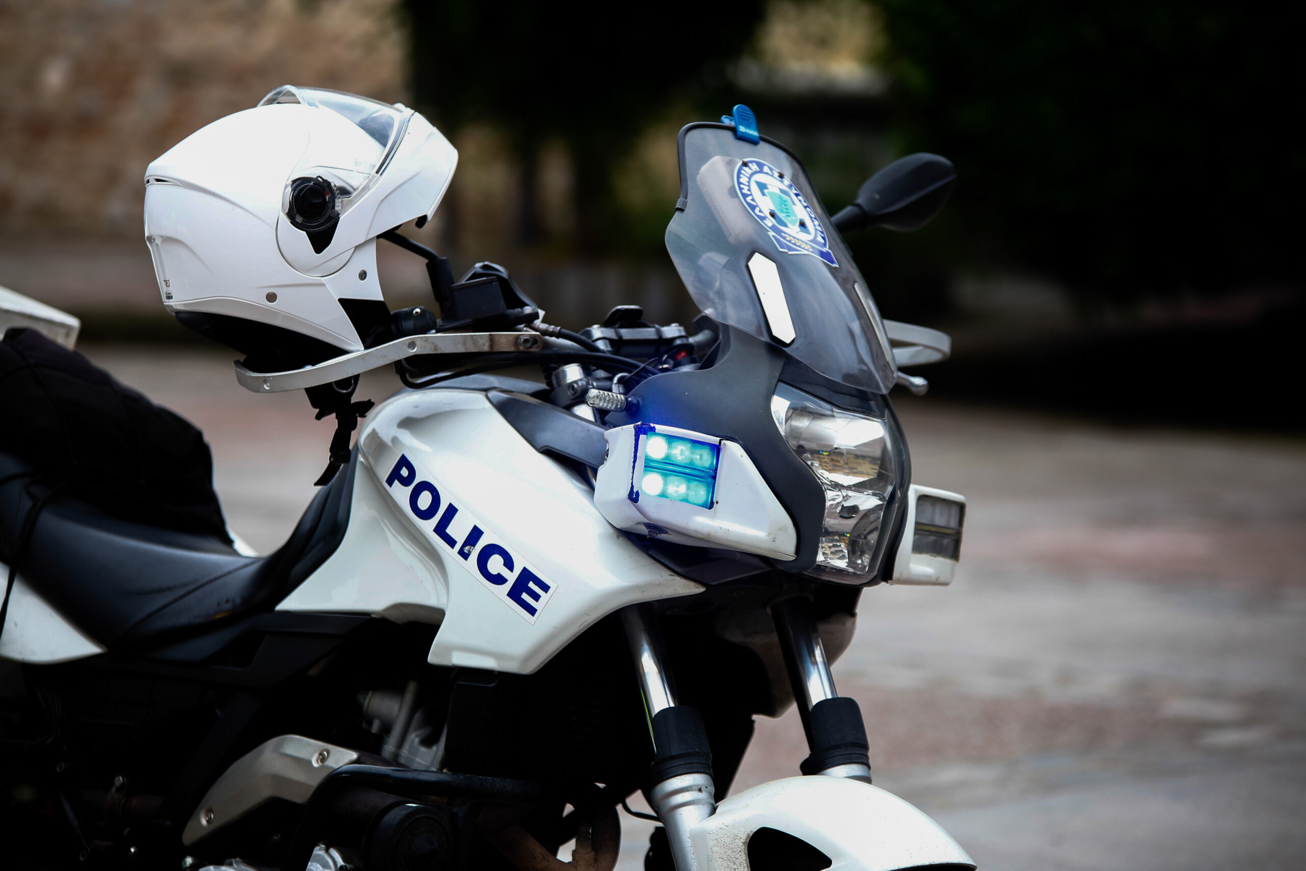 Συναγερμός στην Πάτρα: Άνδρας σε κατάσταση αμόκ εισέβαλε σε κινούμενα οχήματα