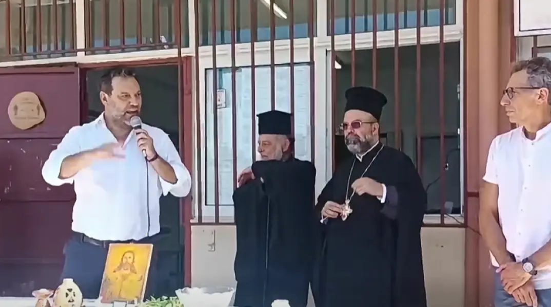 Χάος στον αγιασμό στη Ρόδο: Ο δήμαρχος «τα έψαλε» στους μαθητές από το μικρόφωνο – Η απάντηση του διευθυντή (Βίντεο)