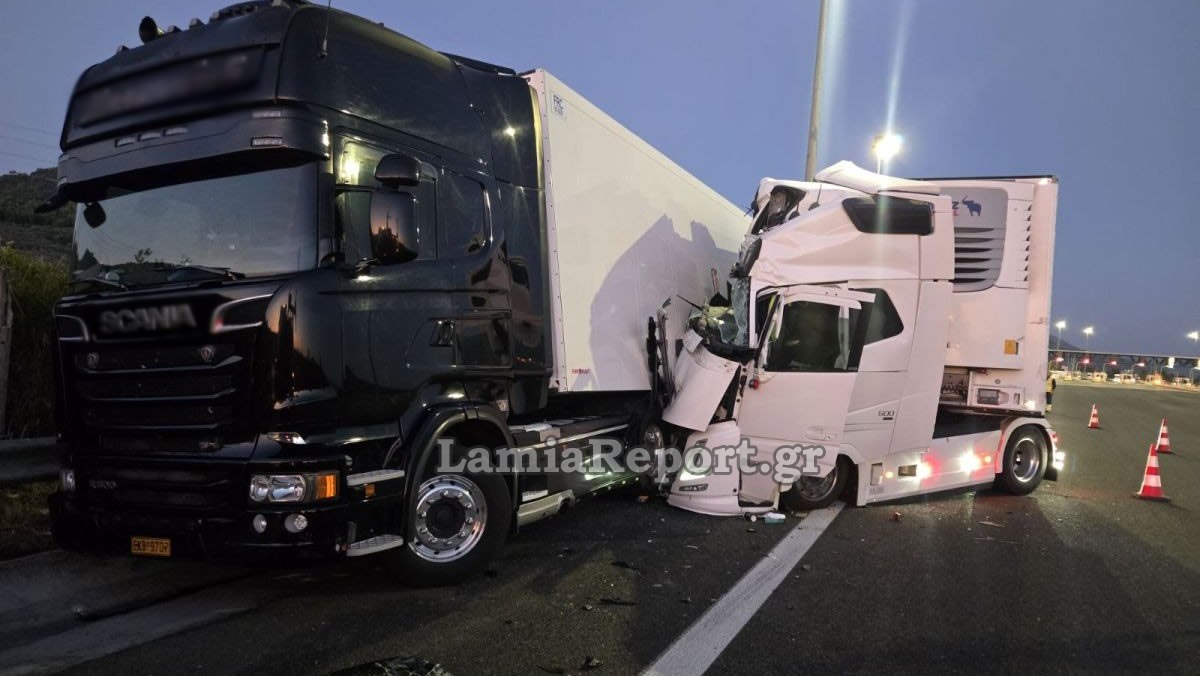 Τροχαίο στην Τραγάνα: Νταλίκα καρφώθηκε σε σταθμευμένο φορτηγό