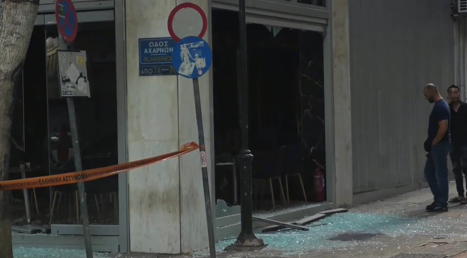 Επίθεση με χειροβομβίδες σε δύο καφέ στην Αθήνα: Το κοινό «νήμα» των καταστημάτων και η εντολή από τις φυλακές – Τι «βλέπει» η ΕΛ.ΑΣ.
