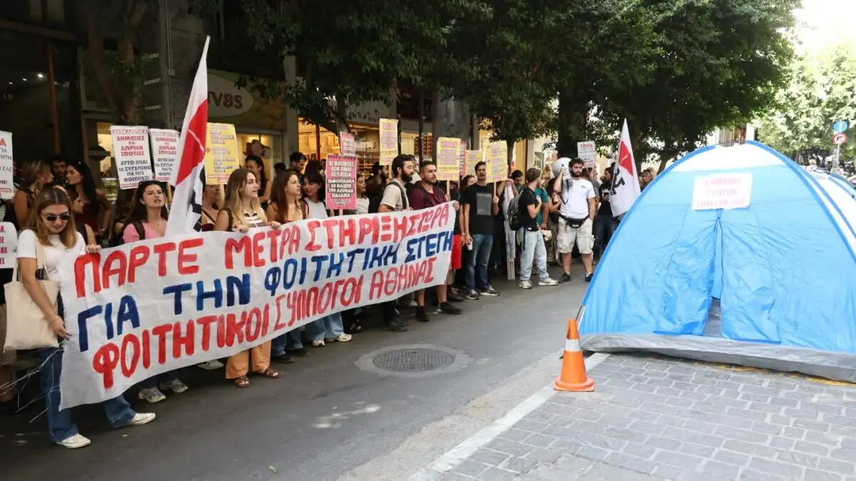 Συμβολική διαμαρτυρία φοιτητών με σκηνές στο ΥΠΟΙΚ για το στεγαστικό και τις εστίες (Βίντεο)