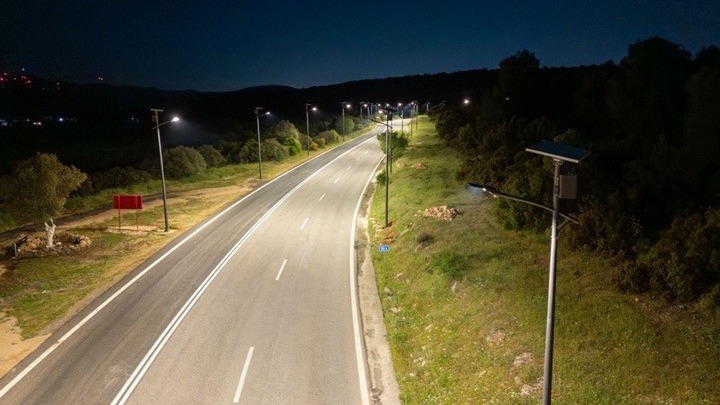 Φως σε 958 χιλιόμετρα δρόμων – 31.938 αυτόνομοι έξυπνοι ιστοί φωτισμού στις 13 Περιφέρειες