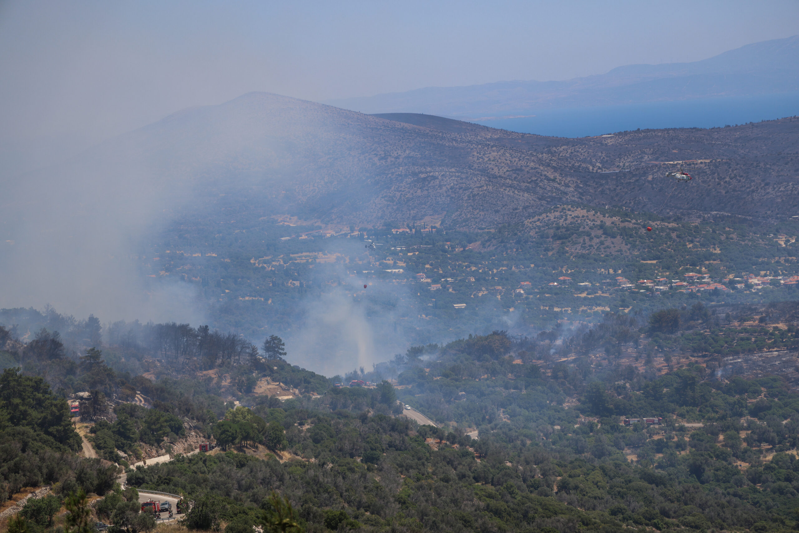 Φωτιά στη Σητεία: Μήνυμα του 112 για απομάκρυνση από το Καρύδι – Ισχυρές δυνάμεις σε δύσβατη περιοχή