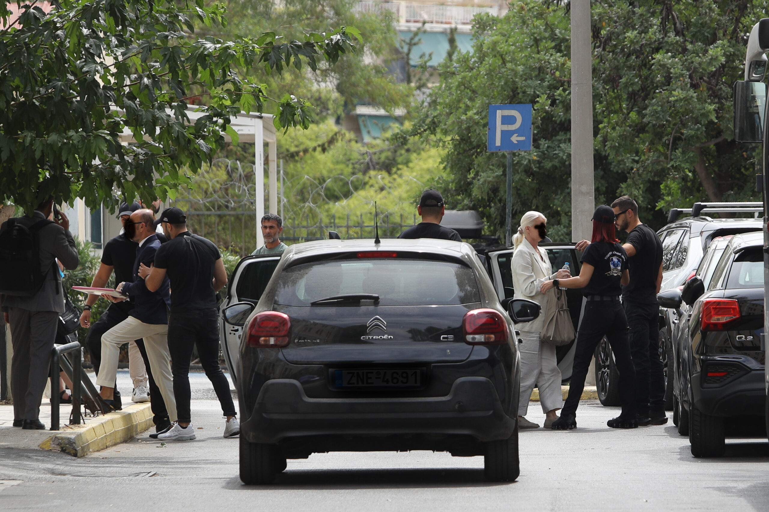 Θάνατος Γιώργου Μαζωνάκη: Έφτασαν στην Ευελπίδων οι δύο γιατροί για να απολογηθούν (Βίντεο)