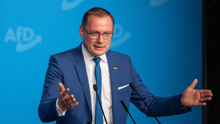 AfD μετά την πρωτιά στο Μεκλεμβούργο: «Εντολή να κυβερνήσουμε» – Ο Κρούπαλα ζητά παραίτηση Μερτς