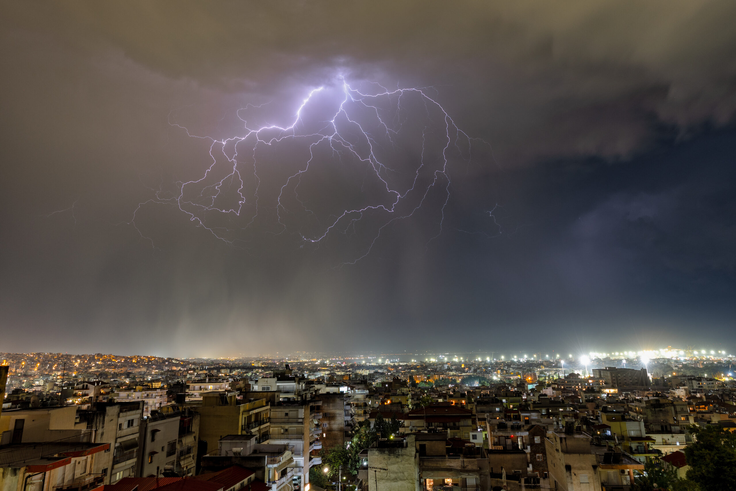 Βροχές στο Ιόνιο και καταιγίδες στα ορεινά, με άνοδο θερμοκρασίας
