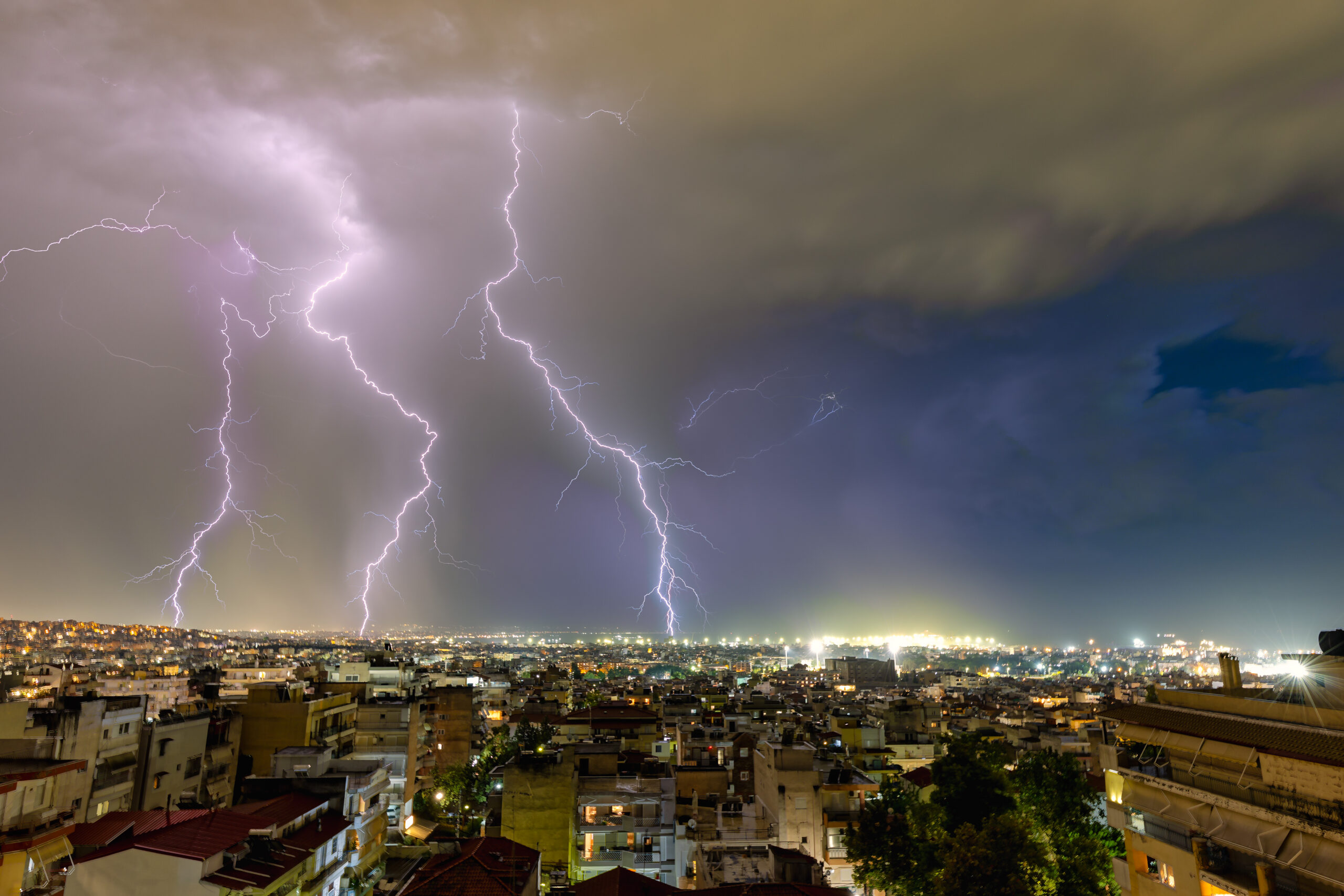 Ηλιούπολη: Γυναίκα έπαθε ανακοπή έπειτα από κεραυνό – Διασώστες της έκαναν ΚΑΡΠΑ (Βίντεο)
