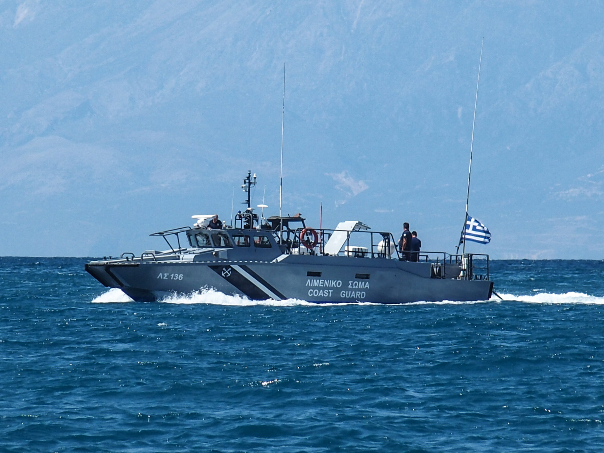 Σύλληψη ανηλίκου στη Ρόδο: Μετέφερε 240 κροτίδες μέσα σε σακίδιο πλάτης