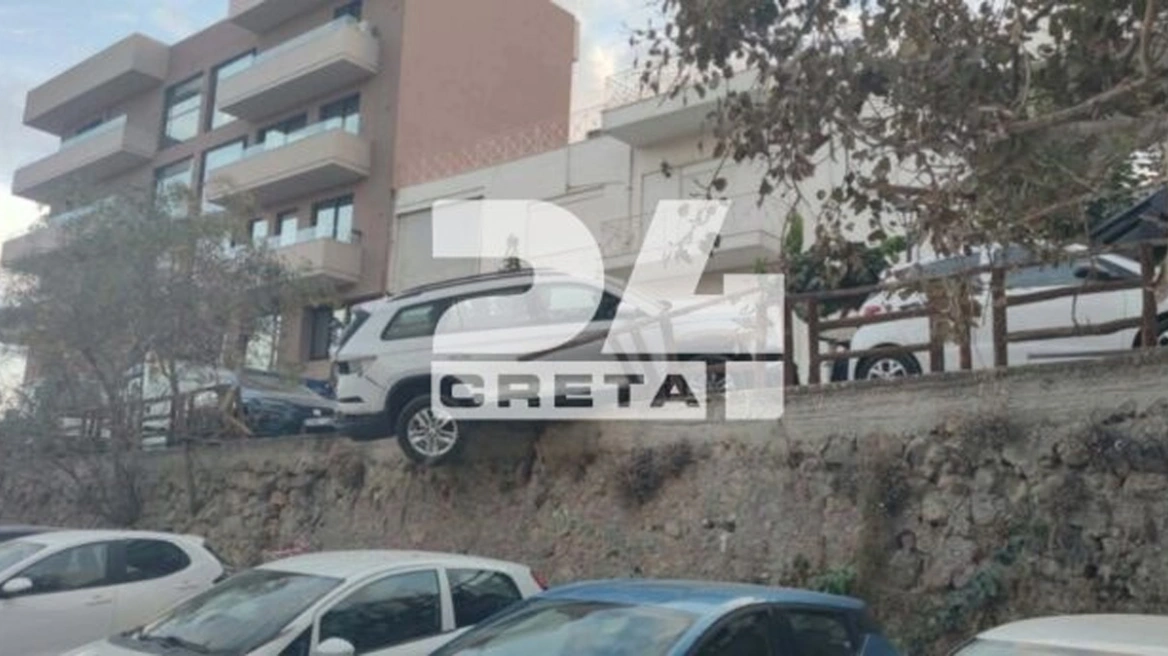 Χανιά: Τζιπ παρέσυρε πάνω από πέντε σταθμευμένα οχήματα – Αυτοκίνητο έμεινε να κρέμεται πάνω από πάρκινγκ