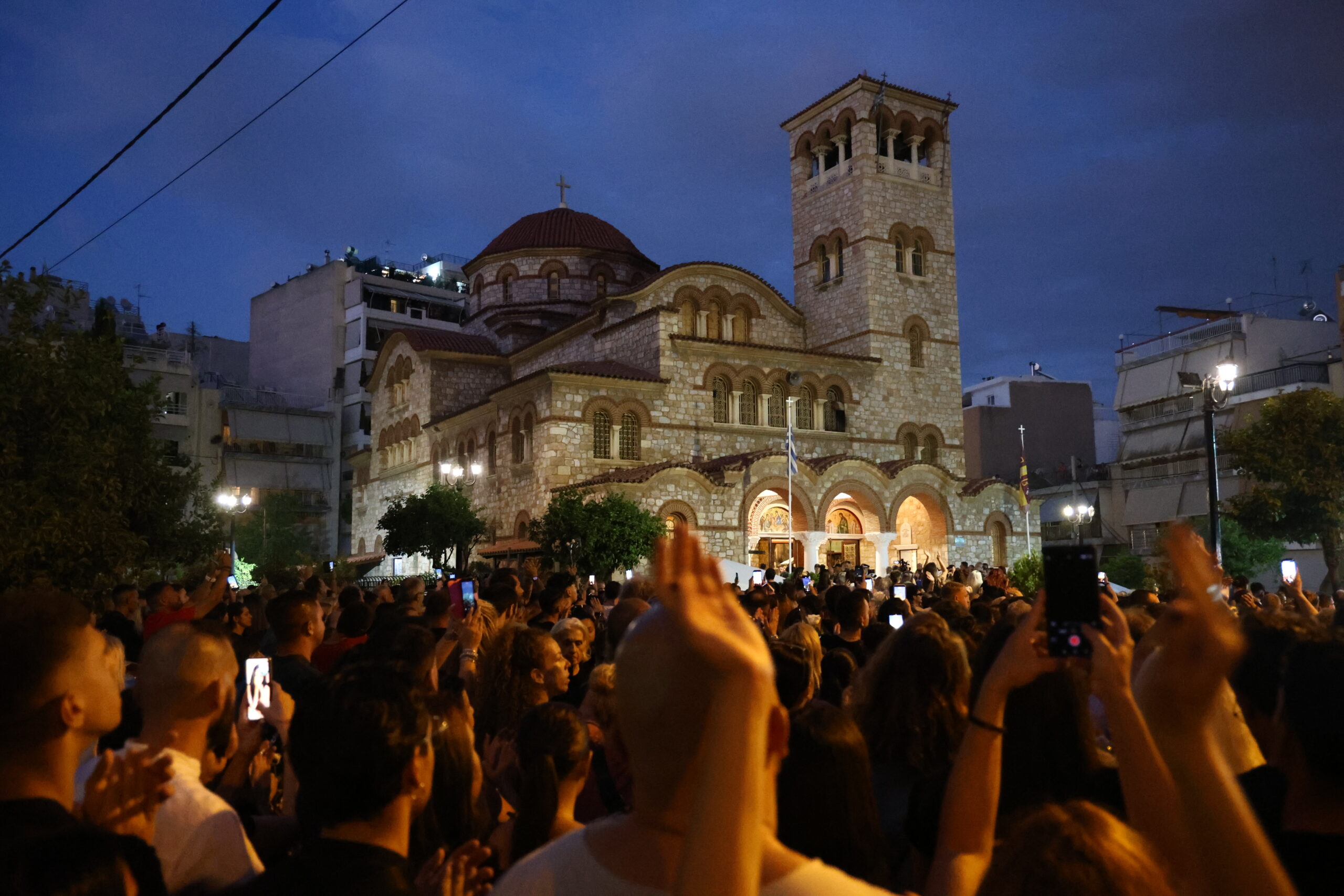 Γιώργος Μαζωνάκης: Ολονύχτιο λαϊκό προσκύνημα στη Νίκαια – Τραγούδια και δάκρυα από πλήθος κόσμου (Βίντεο)
