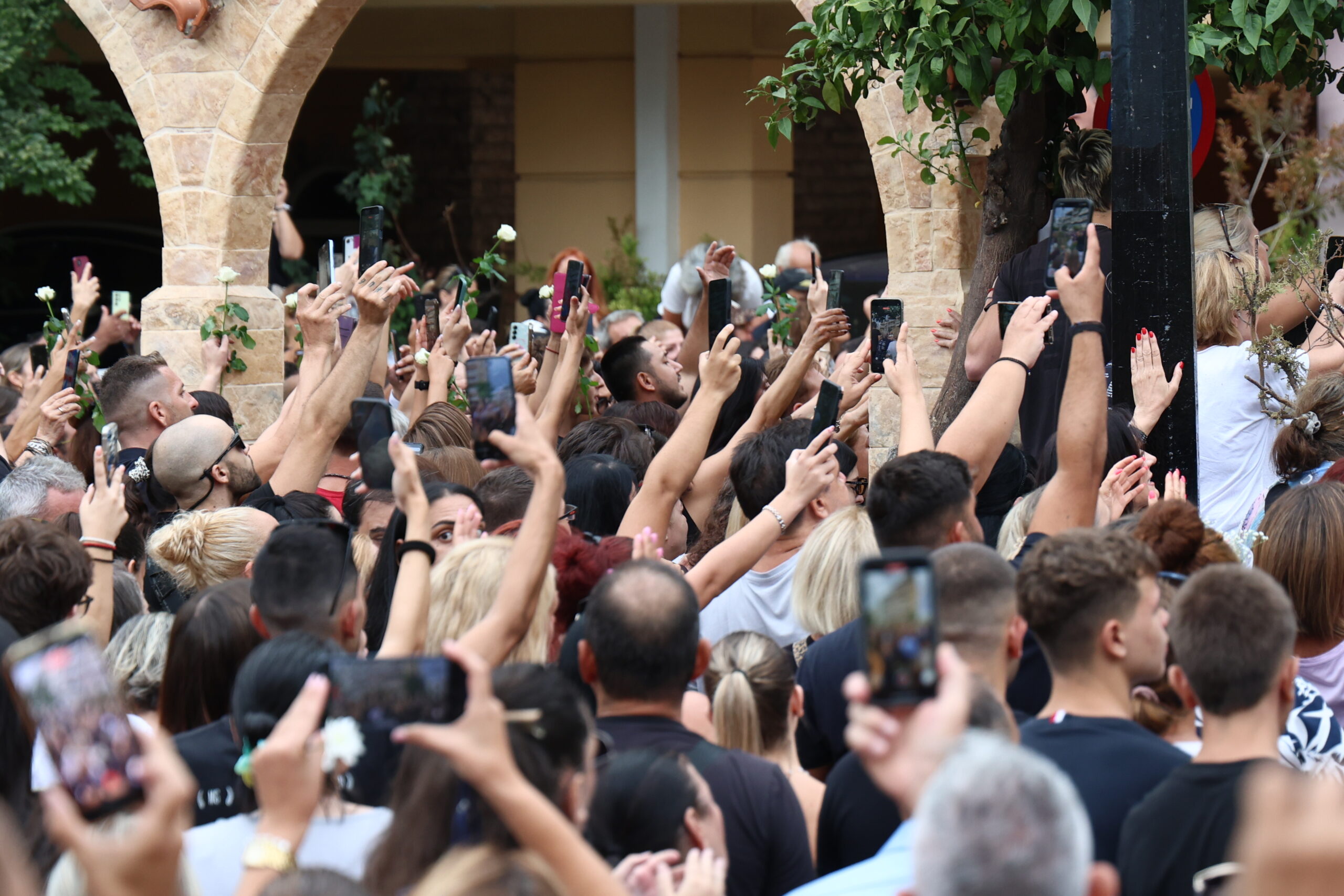 Νίκαια: Κοσμοσυρροή στην αγρυπνία για τον Γιώργο Μαζωνάκη – Συγκίνηση και θλίψη από χιλιάδες φίλους του (Βίντεο & Φωτό)