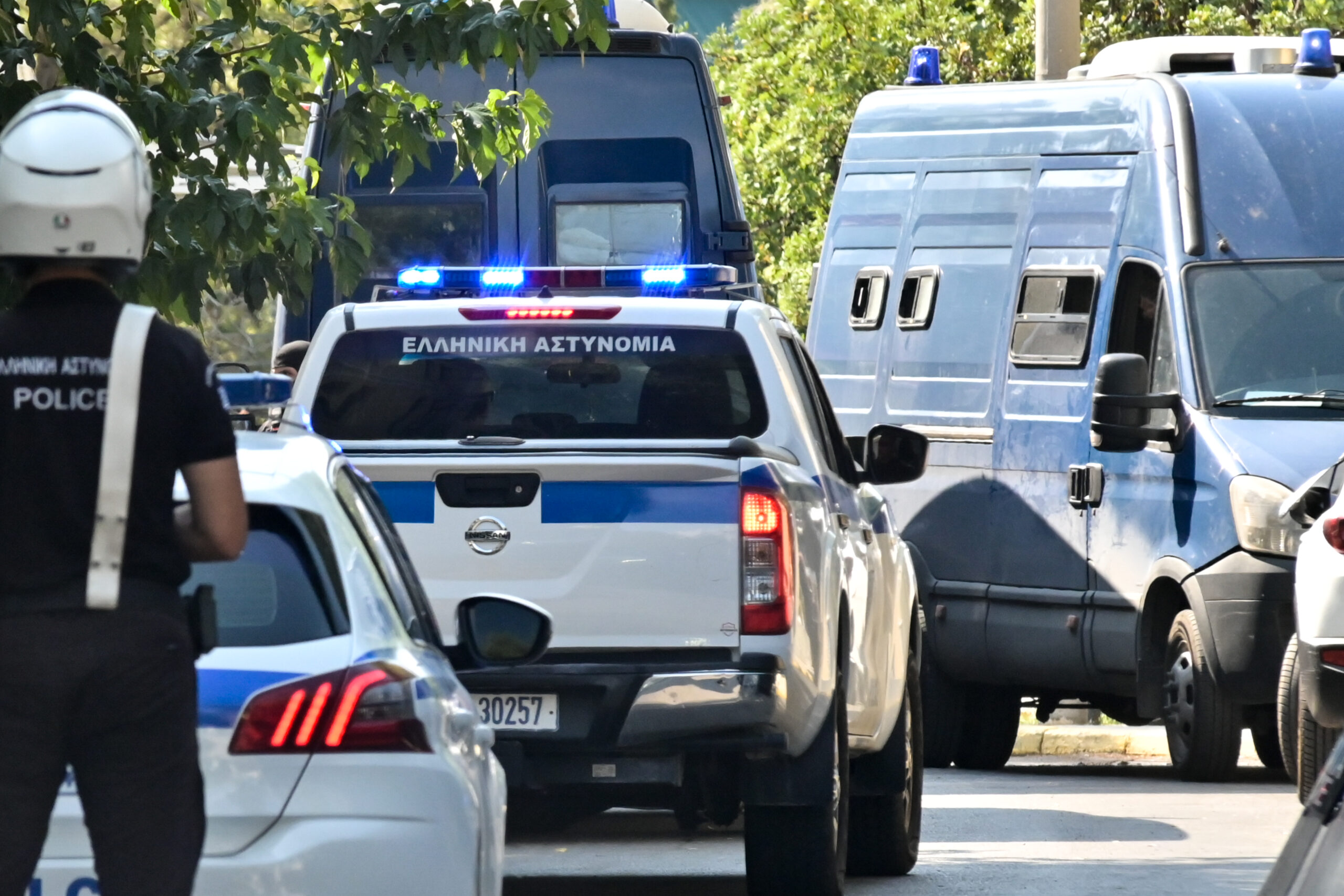 Συναγερμός στο κέντρο της Αθήνας: Κρατούμενος απέδρασε κατά τη διάρκεια μεταγωγής
