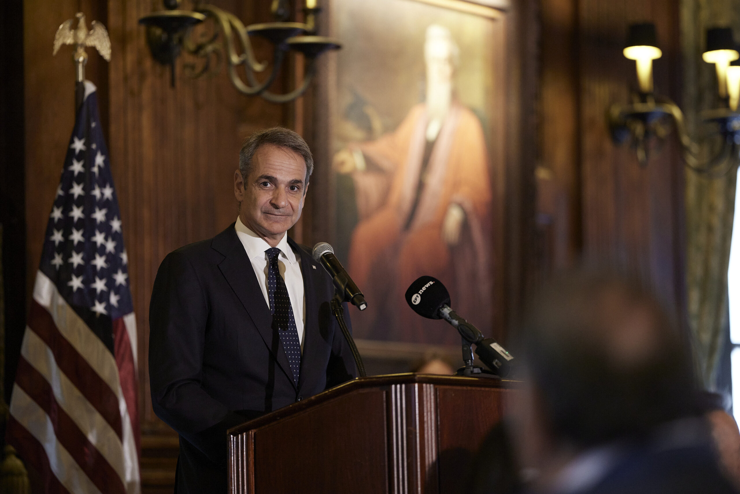 Μητσοτάκης στη Νέα Υόρκη: Δύο Ελλάδες στο ίδιο ταξίδι – Επενδυτικό success story έξω, ακρίβεια μέσα – Το πολιτικό πρόβλημα αρχίζει εκεί όπου οι αριθμοί τελειώνουν
