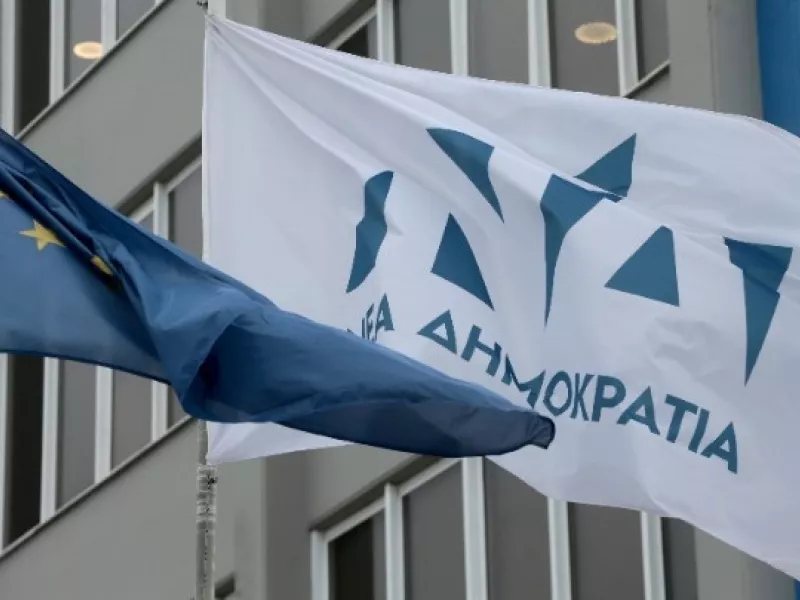 Κυψέλη: Επίθεση στα γραφεία της Νέας Δημοκρατίας – Έσπασαν τζάμια και πέταξαν μπογιές