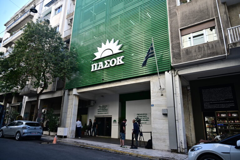 ΠΑΣΟΚ κατά Τσίπρα: «Το κόμμα σας επωάζεται στα θερμοκήπια της διαπλοκής – Κοιταχτείτε στον καθρέφτη»
