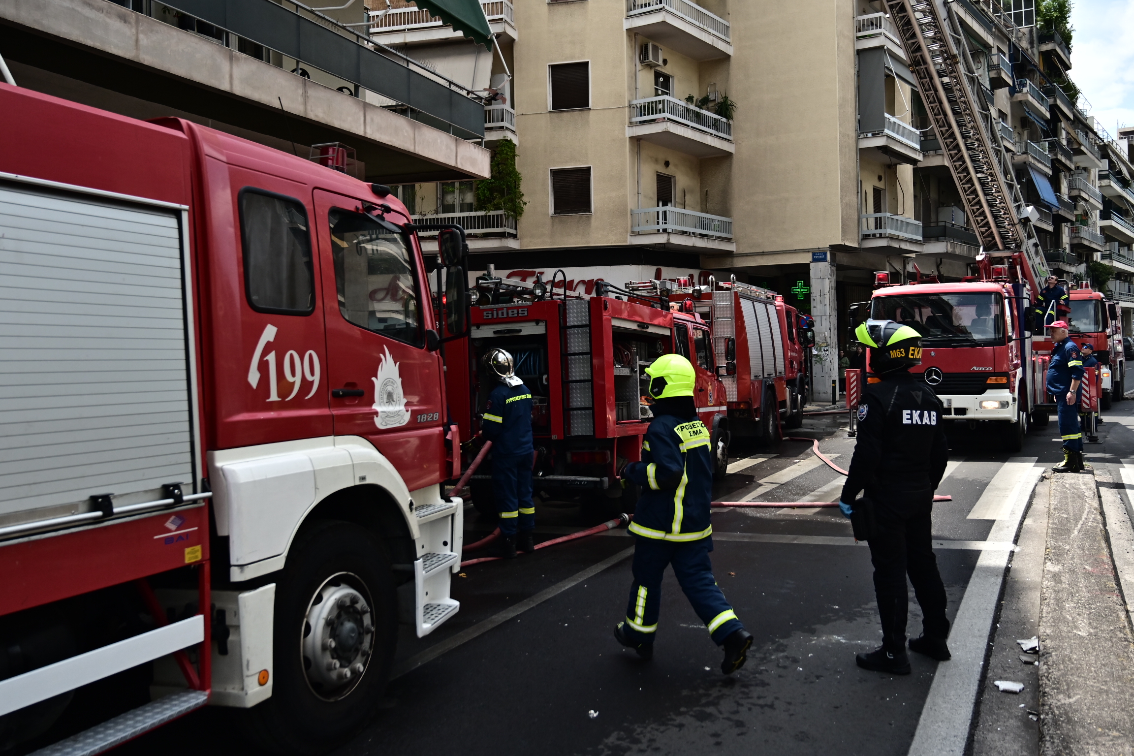 Πειραιάς: Προληπτική απομάκρυνση 70 ένοικων ξενοδοχείου λόγω καπνών