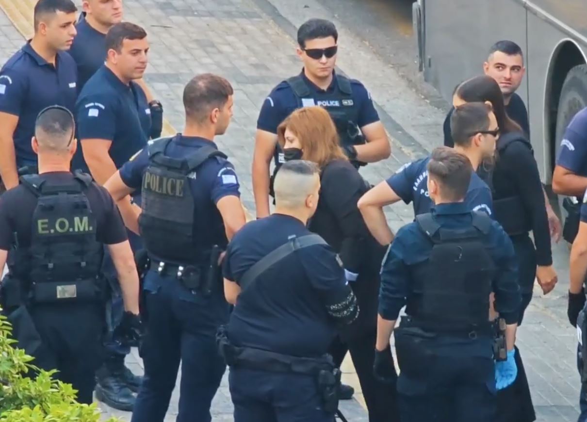 Στο Εφετείο η Ρούλα Πισπιρίγκου για τη δολοφονία της Τζωρτζίνας – Περπατά με μπαστούνι (Βίντεο)