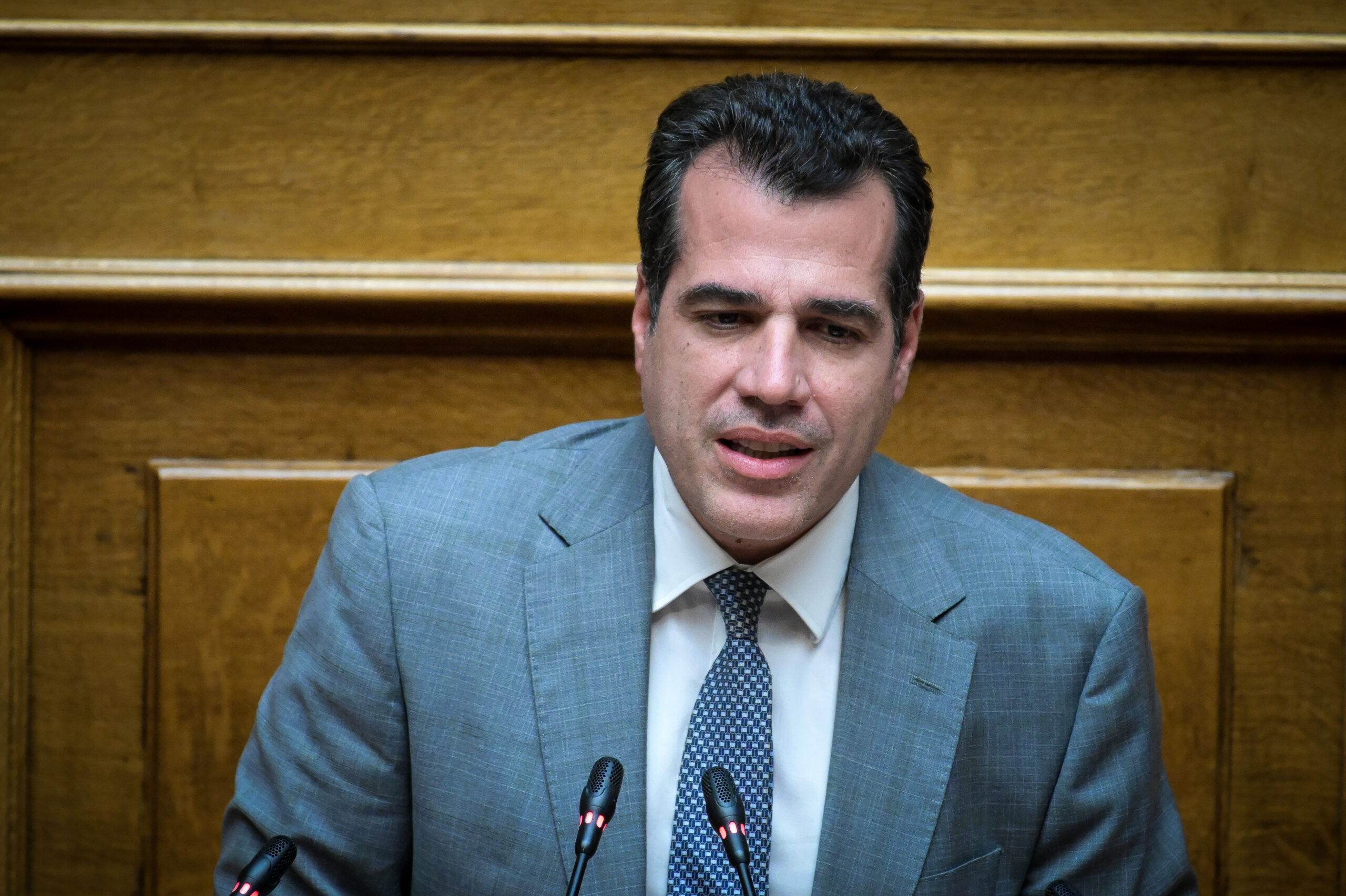 Πλεύρης: Καμία επαγγελματική συνεργασία με τον γιατρό του Μαζωνάκη – Αντιδράσεις της αντιπολίτευσης