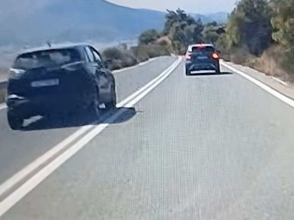 Πεντέλη: Οδηγός έκανε διπλή προσπέραση μπροστά σε επερχόμενο όχημα (Βίντεο)