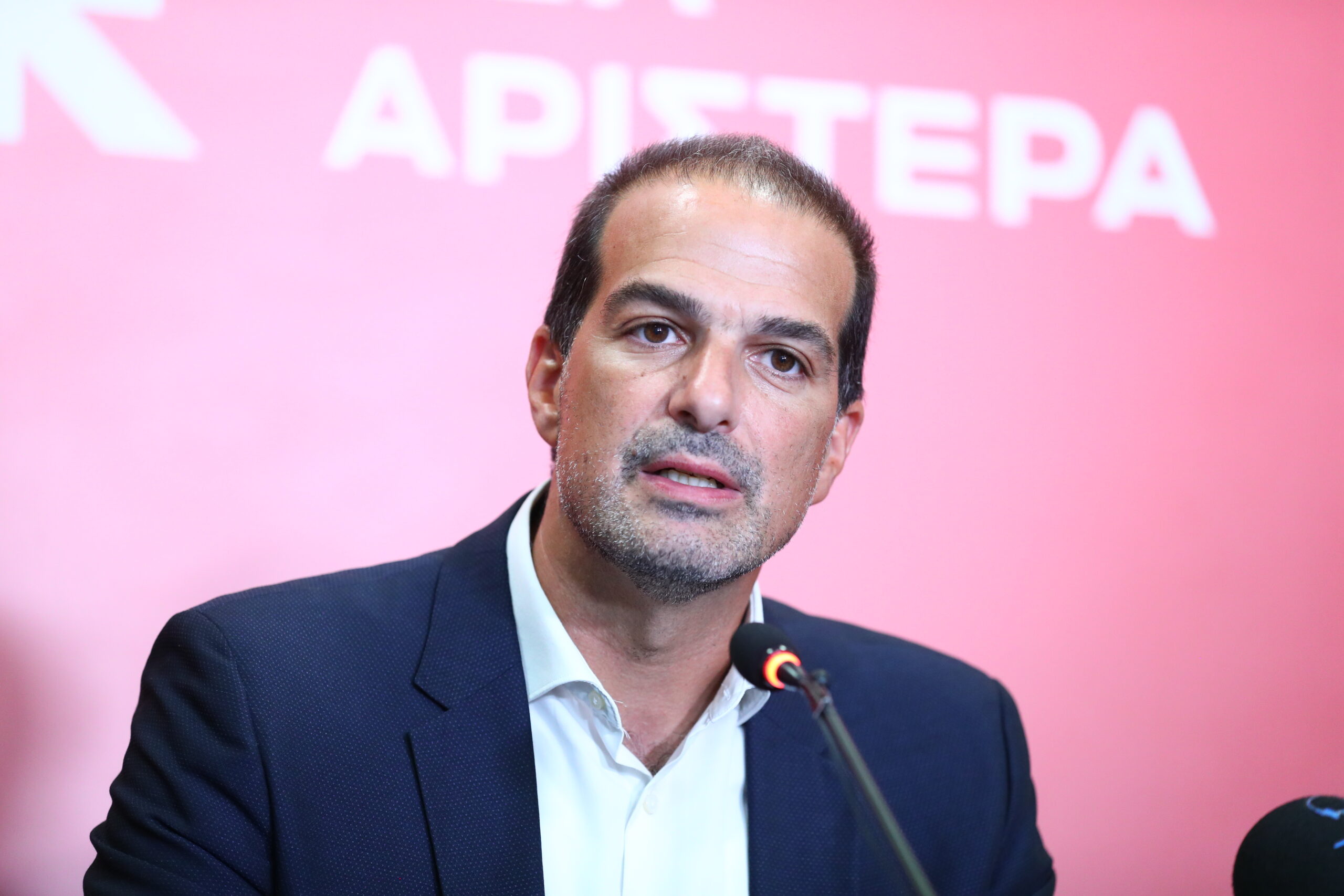 Σακελλαρίδης: «Πόσο υπερήφανος νιώθει ο Μητσοτάκης όταν χαριεντίζεται με έναν εγκληματία πολέμου;»