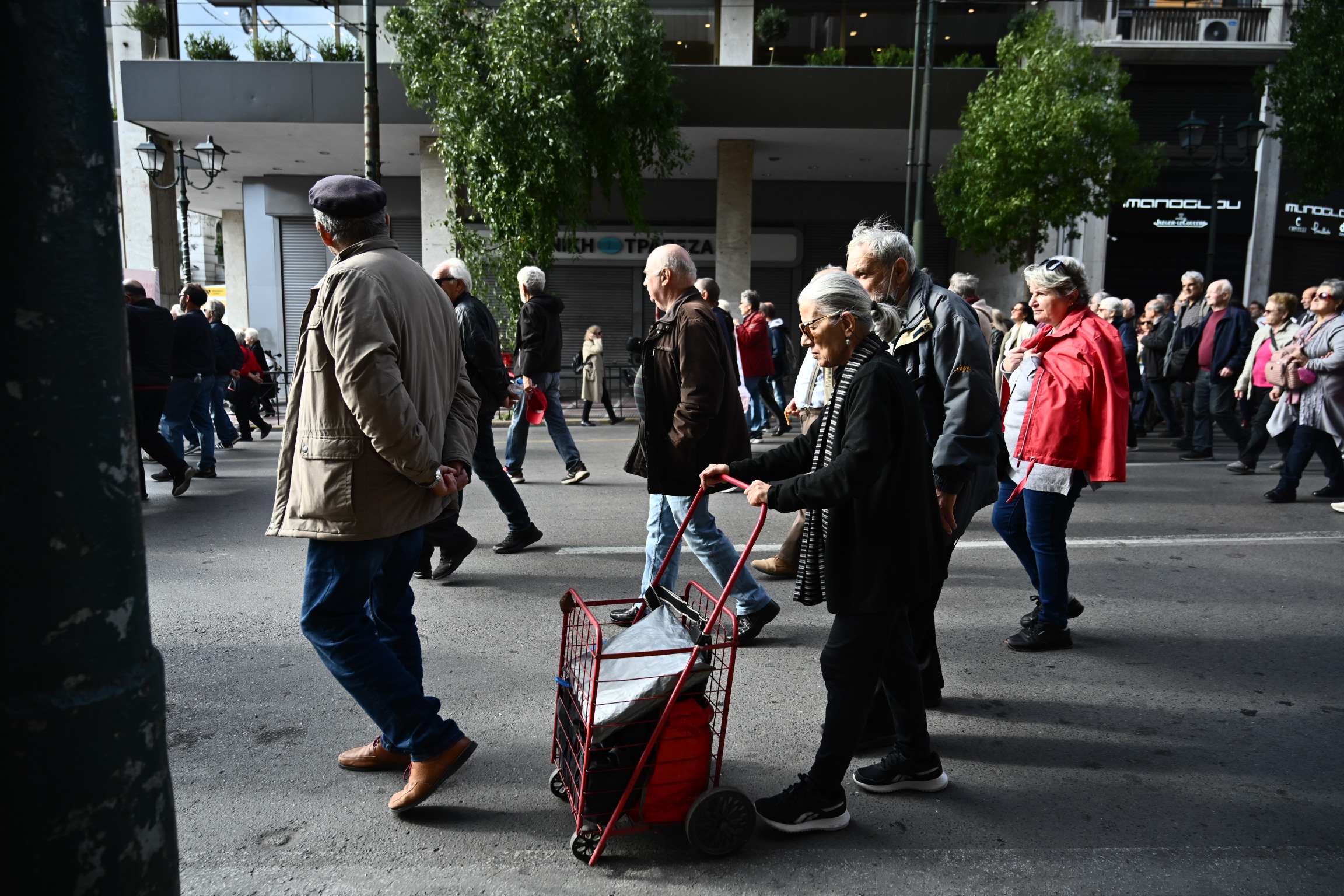 Συντάξεις Οκτωβρίου: Επίσημη πλέον η ημερομηνία πληρωμής – Ποιοι συνταξιούχοι εισπράττουν πρώτοι (Βίντεο)