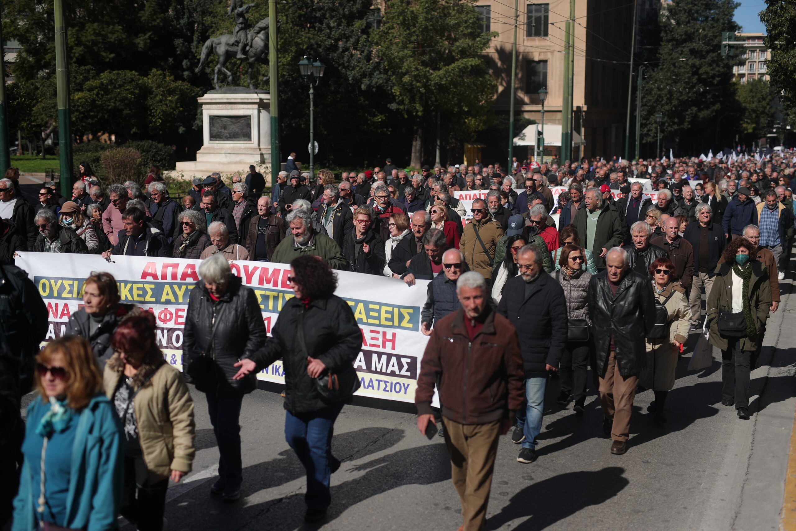 Συνταξιούχοι εναντίον Μητσοτάκη για ΔΕΘ: Το επίδομα των 400€ αντιστοιχεί σε 1,09€ ημερησίως – Αποκλεισμός για 300.000 δικαιούχους