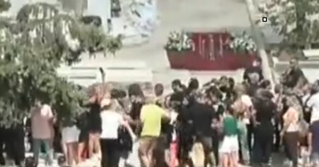 Ασέβεια από θαυμαστές του Μαζωνάκη στο Γ’ Νεκροταφείο: Πάτησαν σε τάφο για να βλέπουν…καλύτερα και έπεσαν μέσα (Βίντεο)