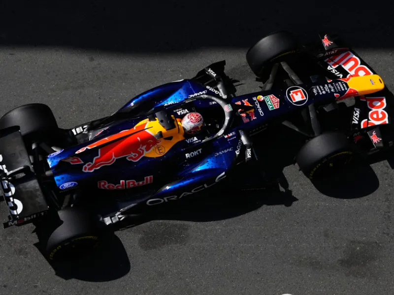 Formula 1: Θρίλερ στο Μπακού – Ο Ράσελ άντεξε την πίεση του Φερστάπεν και πήρε τη νίκη για ένα δέκατο