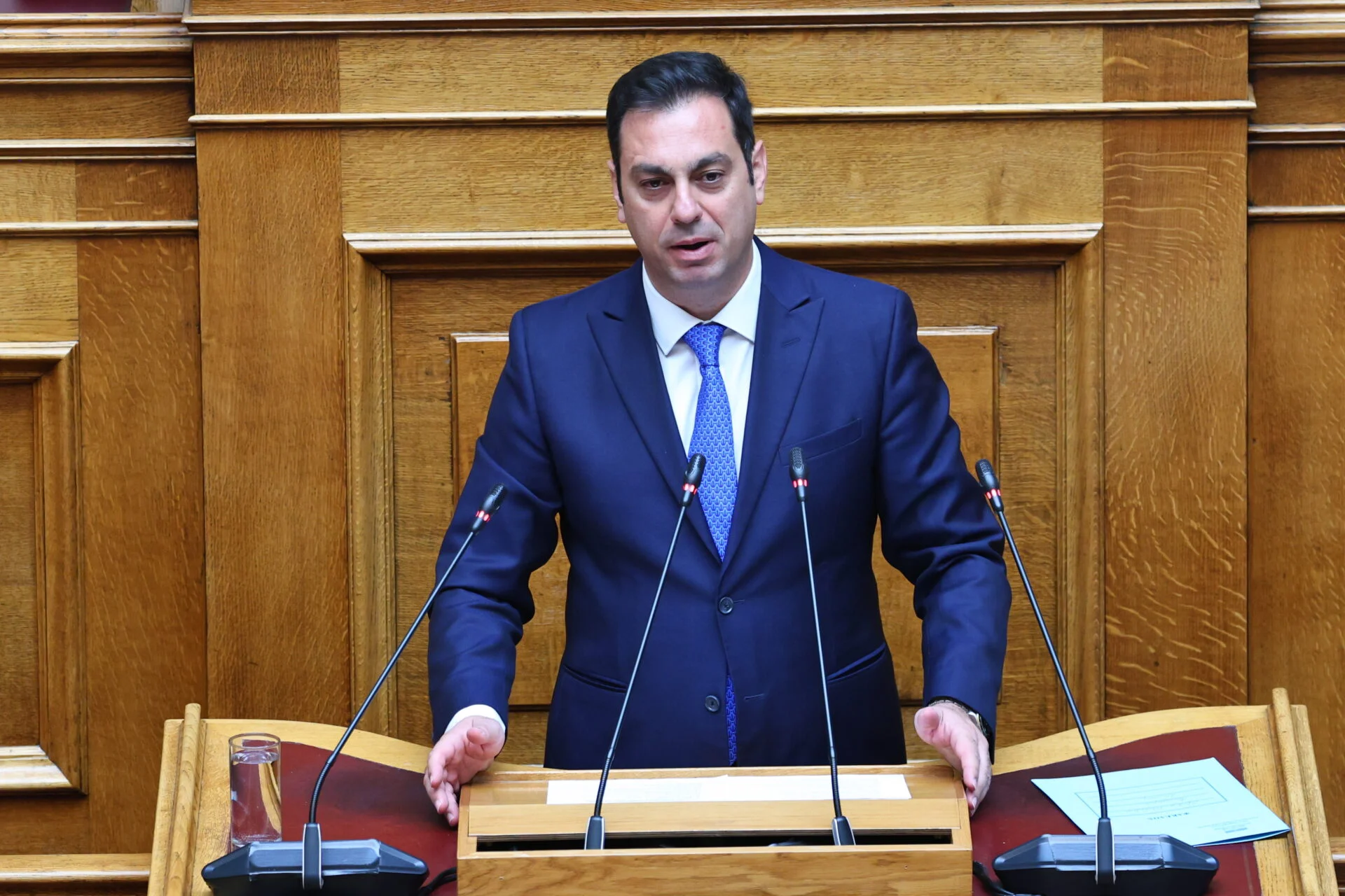 «Δεν έχεις 10 ευρώ για βενζίνη; Πάρε τα μέσα» – Η τοποθέτηση βουλευτή της ΝΔ για την ακρίβεια (Βίντεο)