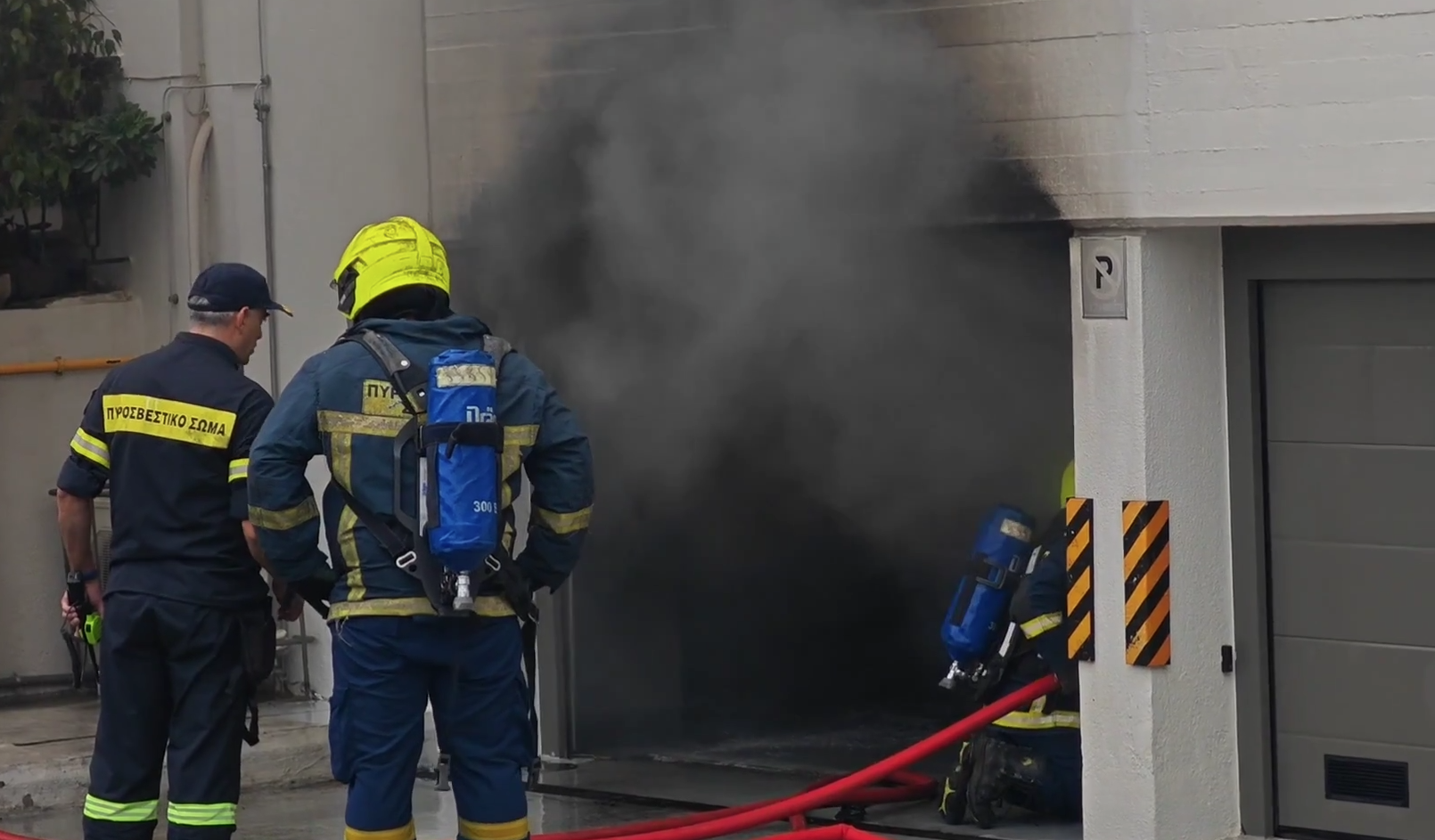 Ακρόπολη: Εκρήξεις σε υβριδικό όχημα μέσα σε πάρκινγκ – Πυκνοί μαύροι καπνοί στην περιοχή (βίντεο)