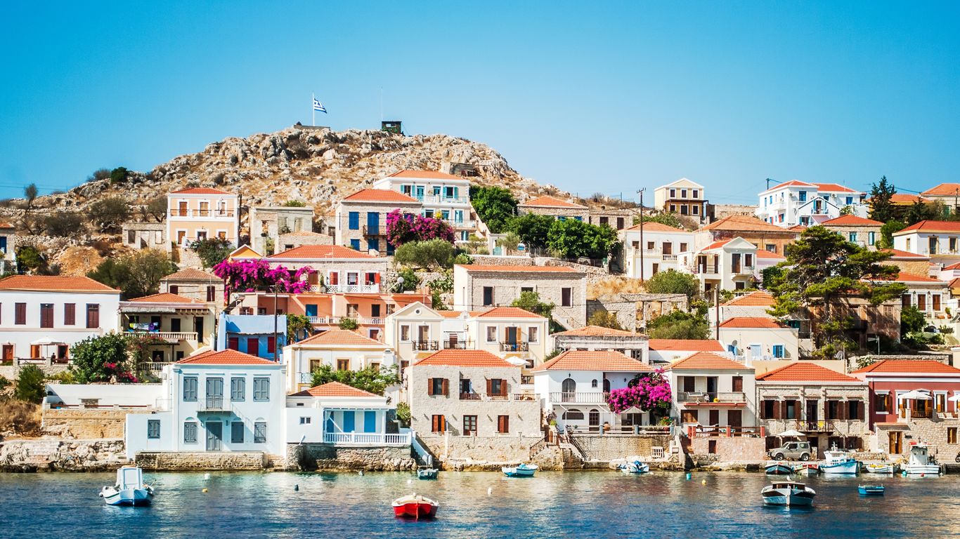 Χάλκη: 13 συλλήψεις για παράνομα τραπεζοκαθίσματα μέσα σε 3 μέρες