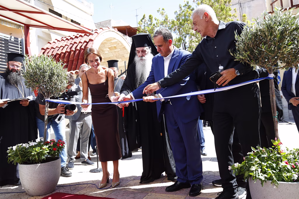 Αγιασμός στα Εκπαιδευτήρια Ι. Μ.Πειραιώς: Η δωρεά του Βαγγέλη Μαρινάκη στη μνήμη της μητέρας του