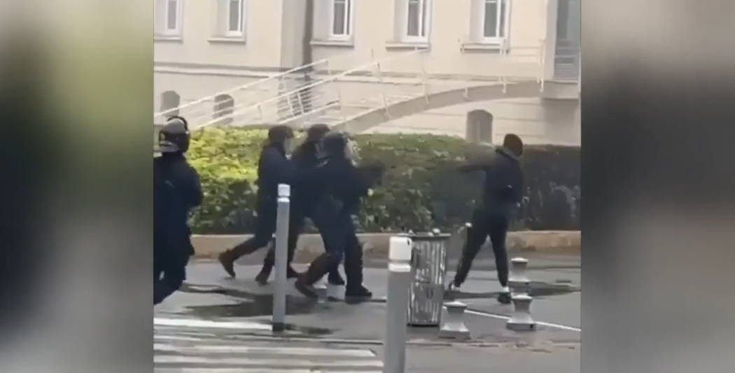 Σοκ στη Γαλλία: Αστυνομικός πυροβόλησε μαθητή στο πρόσωπο με εκτοξευτή χειροβομβίδων (βίντεο)