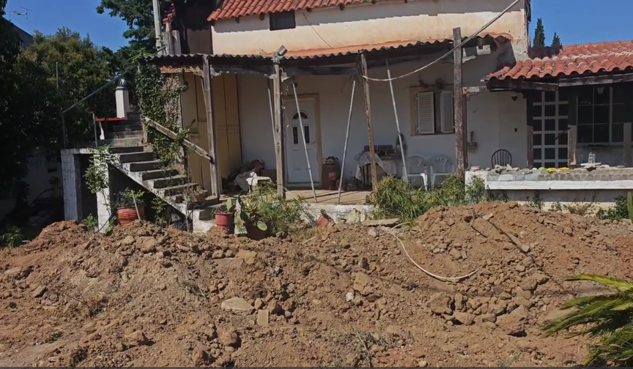 Μυστήριο στον Μαραθώνα: Έρευνα σε σπίτι για ηλικιωμένη που δεν έχει εμφανιστεί εδώ και περίπου 10 χρόνια (Βίντεο)
