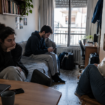Νέοι στην Ελλάδα: Ζουν στριμωγμένοι και φεύγουν αργά από το πατρικό