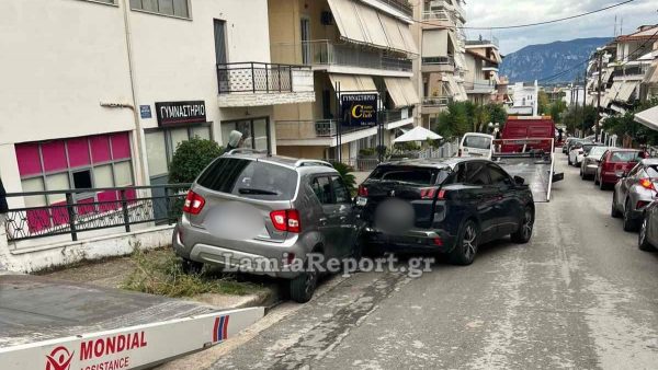 Λαμία: «Κόλλησε το γκάζι» και έπεσε σε παρκαρισμένα ΙΧ – Στο νοσοκομείο η οδηγός