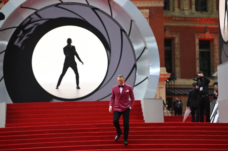 epa09494056 British actor and cast member Daniel Craig poses for photographers at the world premiere of the new James Bond film 'No Time To Die' at the Royal Albert Hall in London, Britain, 28 September 2021. The 25th movie in the James Bond series opens in British theaters on 30 September 2021.