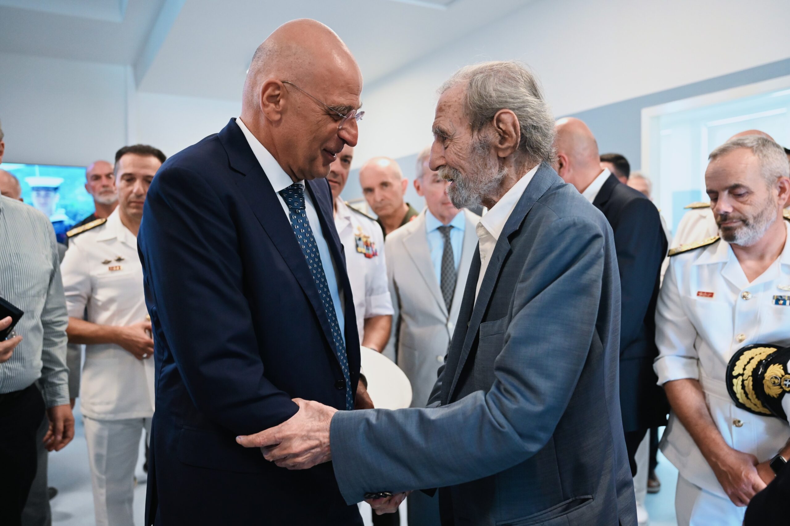 (Ξένη Δημοσίευση) Ο υπουργός Εθνικής Άμυνας, Νίκος Δένδιας, παρέστη σήμερα, Τρίτη 9 Σεπτεμβρίου 2025, στην τελετή εγκαινίων του Θεραπευτηρίου της Σχολής Ναυτικών Δοκίμων. Η ανακαίνιση του Θεραπευτηρίου της Σχολής αποτελεί δωρεά της εταιρείας ΜΟΤOR OIL, εις μνήμην του Νίκου Ι. Βαρδινογιάννη, Αξιωματικού ΠΝ. Στην τελετή παρευρέθησαν ο Υφυπουργός Εθνικής Άμυνας Θανάσης Δαβάκης, ο Υφυπουργός Ναυτιλίας και Νησιωτικής Πολιτικής Στέφανος Γκίκας, ο Βουλευτής Επικρατείας Ναύαρχος ε.α. Ευάγγελος Αποστολάκης, ο Αρχηγός ΓΕΣ Αντιστράτηγος Γεώργιος Κωστίδης, ο Αρχηγός ΓΕΝ Αντιναύαρχος Δημήτριος-Ελευθέριος Κατάρας ΠΝ, ο Αρχηγός ΓΕΑ Αντιπτέραρχος (Ι) Δημοσθένης Γρηγοριάδης, ο Αρχηγός Λιμενικού Σώματος – Ελληνικής Ακτοφυλακής Αντιναύαρχος Λ.Σ. Τρύφων Κοντιζάς, ο Αρχηγός Στόλου Αντιναύαρχος Χρήστος Σασιάκος ΠΝ, ο Πρόεδρος του Διοικητικού Συμβουλίου και Διευθύνων Σύμβουλος του Ομίλου Motor Oil, Ιωάννης Β. Βαρδινογιάννης.