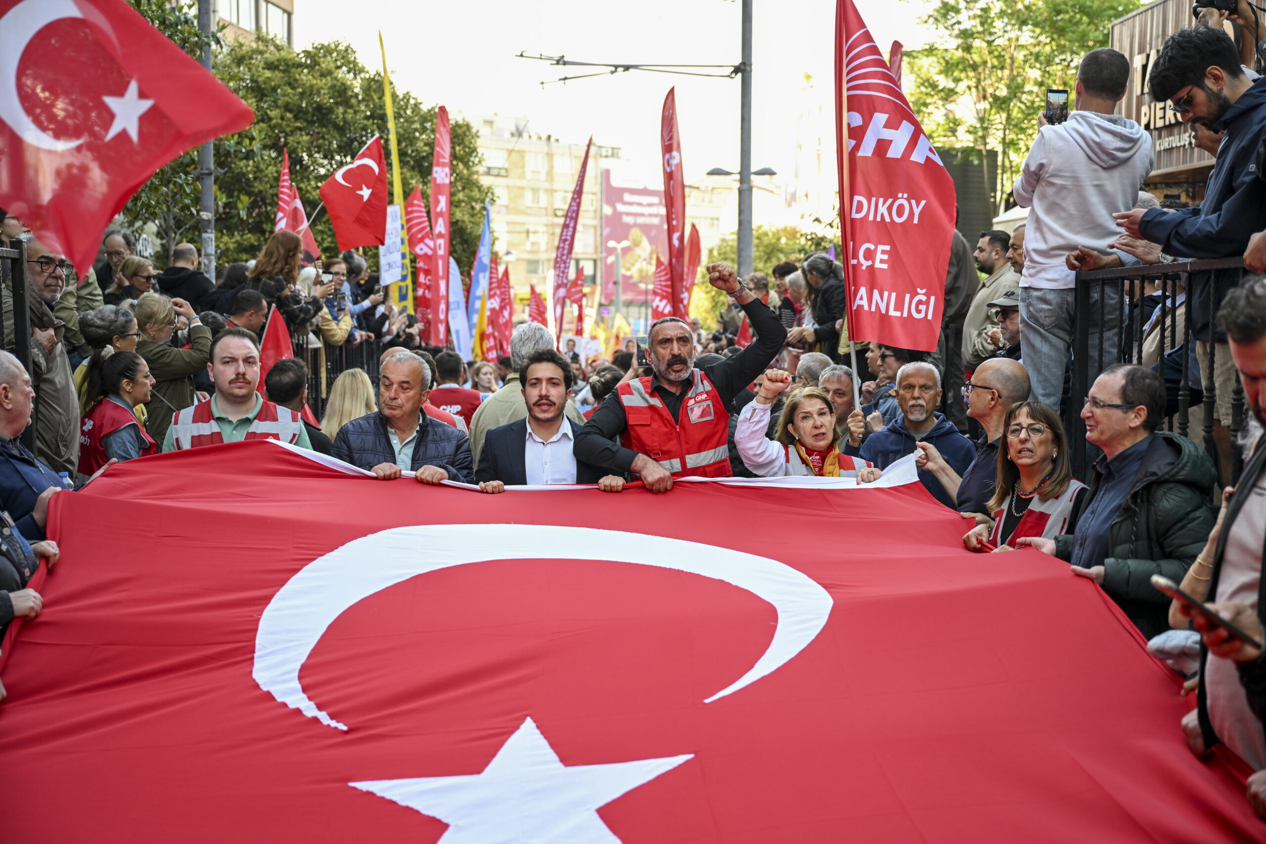 epa12991236 Supporters of ousted Republican People's Party (CHP) chairman Ozgur Ozel shout slogans and wave flags during a protest in Istanbul, Turkey, 24 May 2026. Turkish riot police used tear gas and rubber bullets to breach the party's headquarters in Ankara and enforce a controversial appeals court ruling that annulled the 2023 party congress, removing Ozel and reinstating former chairman Kemal Kilicdaroglu.