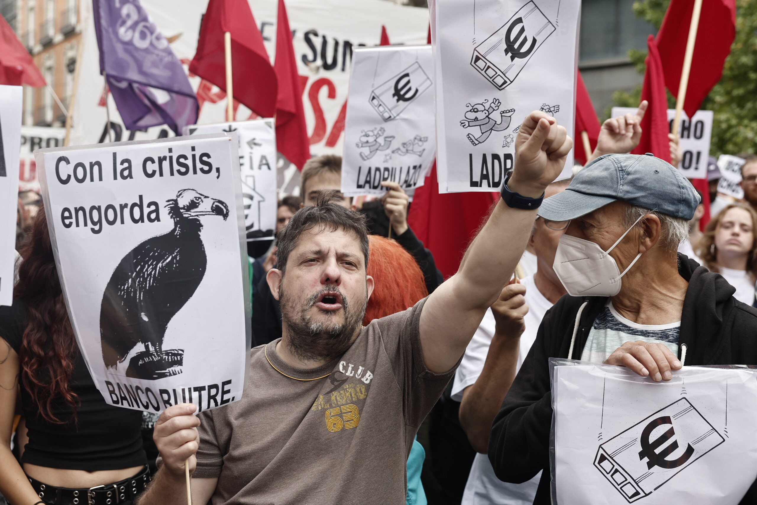 epaselect epa13276961 Demonstrators who were camping at Puerta del Sol march to the Lower Chamber of the Spanish Parliament in Madrid, Spain, 02 October 2026, where the Spanish government is expected to try to pass urgent housing decrees. The eviction of an 87-year-old woman from her rental home after 70 years on 23 September 2026 prompted people across the country to take to the streets to protest against the ongoing housing crisis.