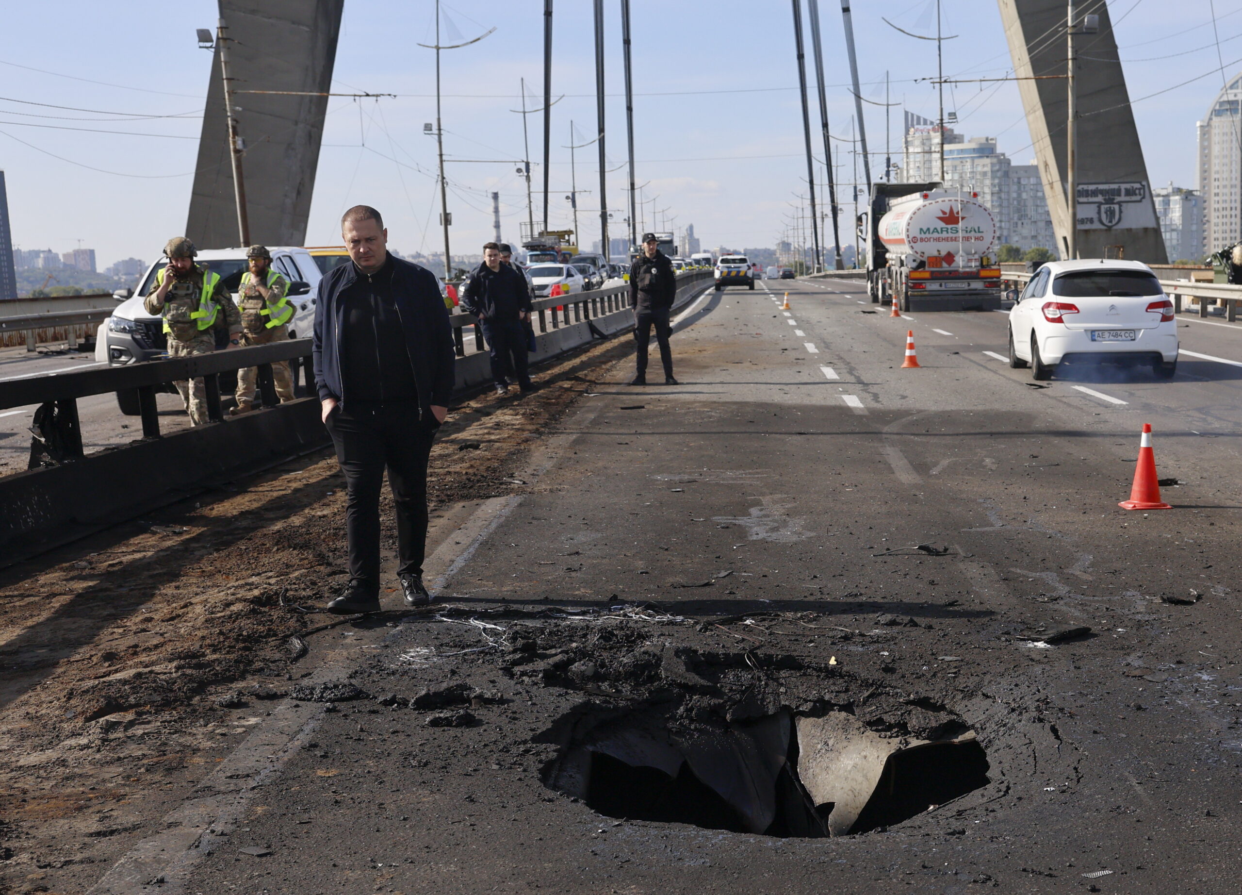 epa13281103 People inspect the site of a Russian drone strike on a bridge across the Dnipro River in Kyiv, Ukraine, 04 October 2026, amid the ongoing Russian invasion. Russia launched 135 attack drones at Ukraine, more than 50 of which were jet-powered. Kyiv, the Dnipro, Kharkiv, Donetsk, and Sumy regions, as well as Zaporizhzhia, came under attack, according to the State Emergency Service report.