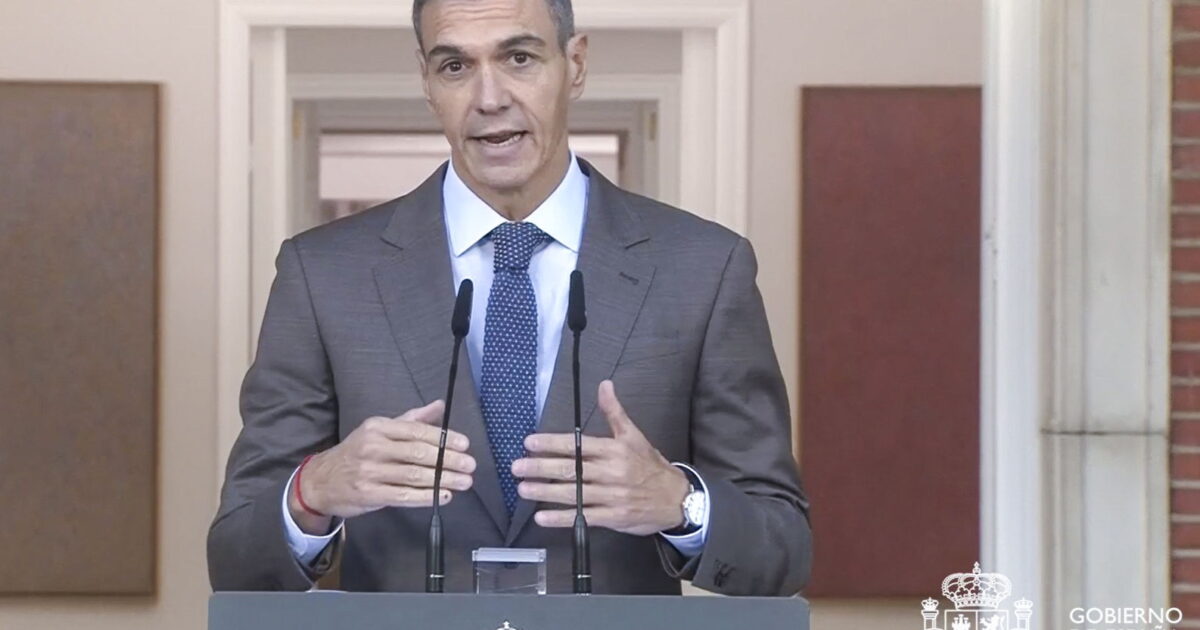 epaselect epa13282122 A handout video grab made available by the Office of the Prime Minister of Spain shows Spain's Prime Minister Pedro Sanchez announcing early elections for 29 November 2026, during a televised address in Madrid, Spain, 05 October 2026.