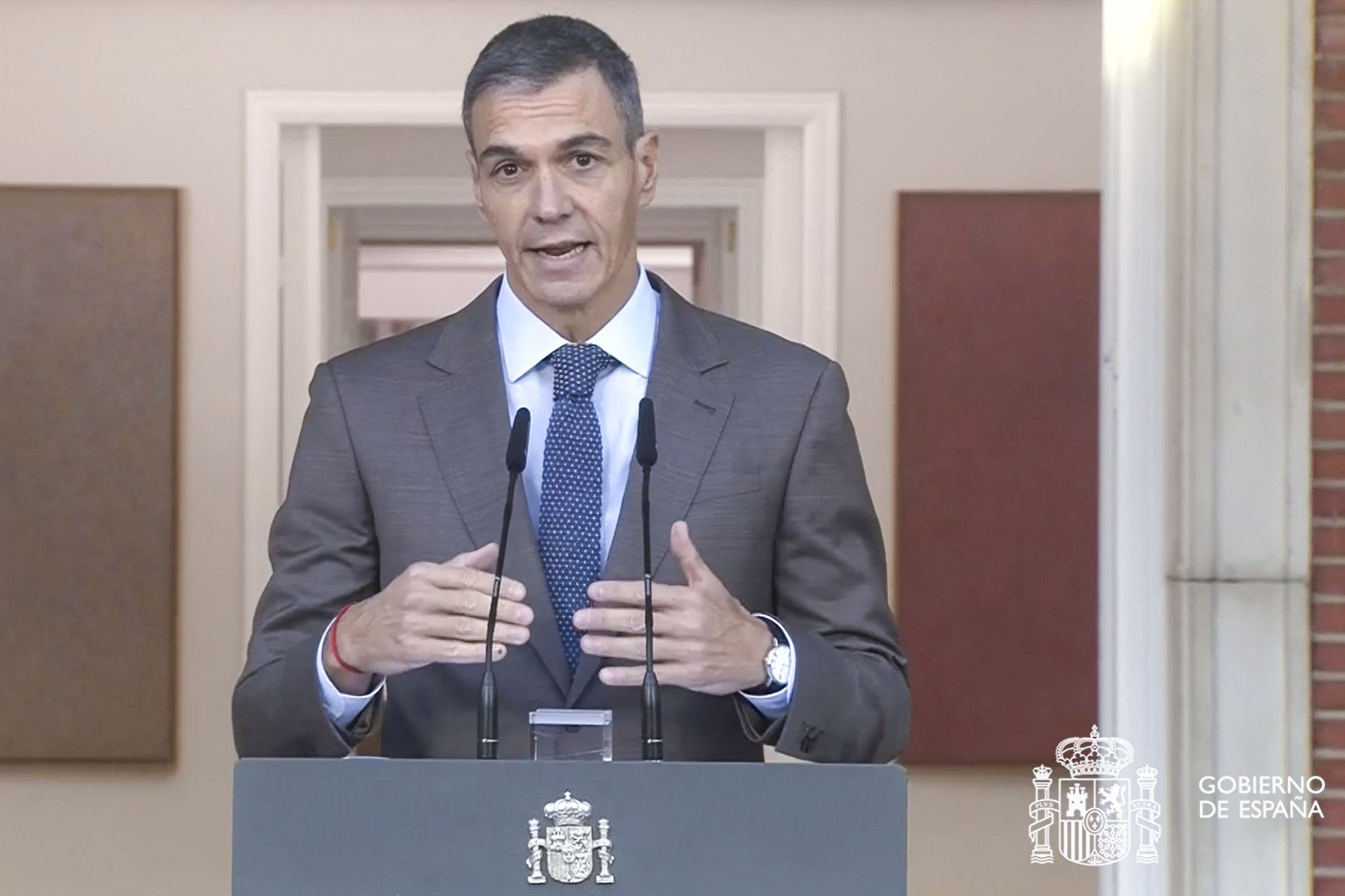 epaselect epa13282122 A handout video grab made available by the Office of the Prime Minister of Spain shows Spain's Prime Minister Pedro Sanchez announcing early elections for 29 November 2026, during a televised address in Madrid, Spain, 05 October 2026.