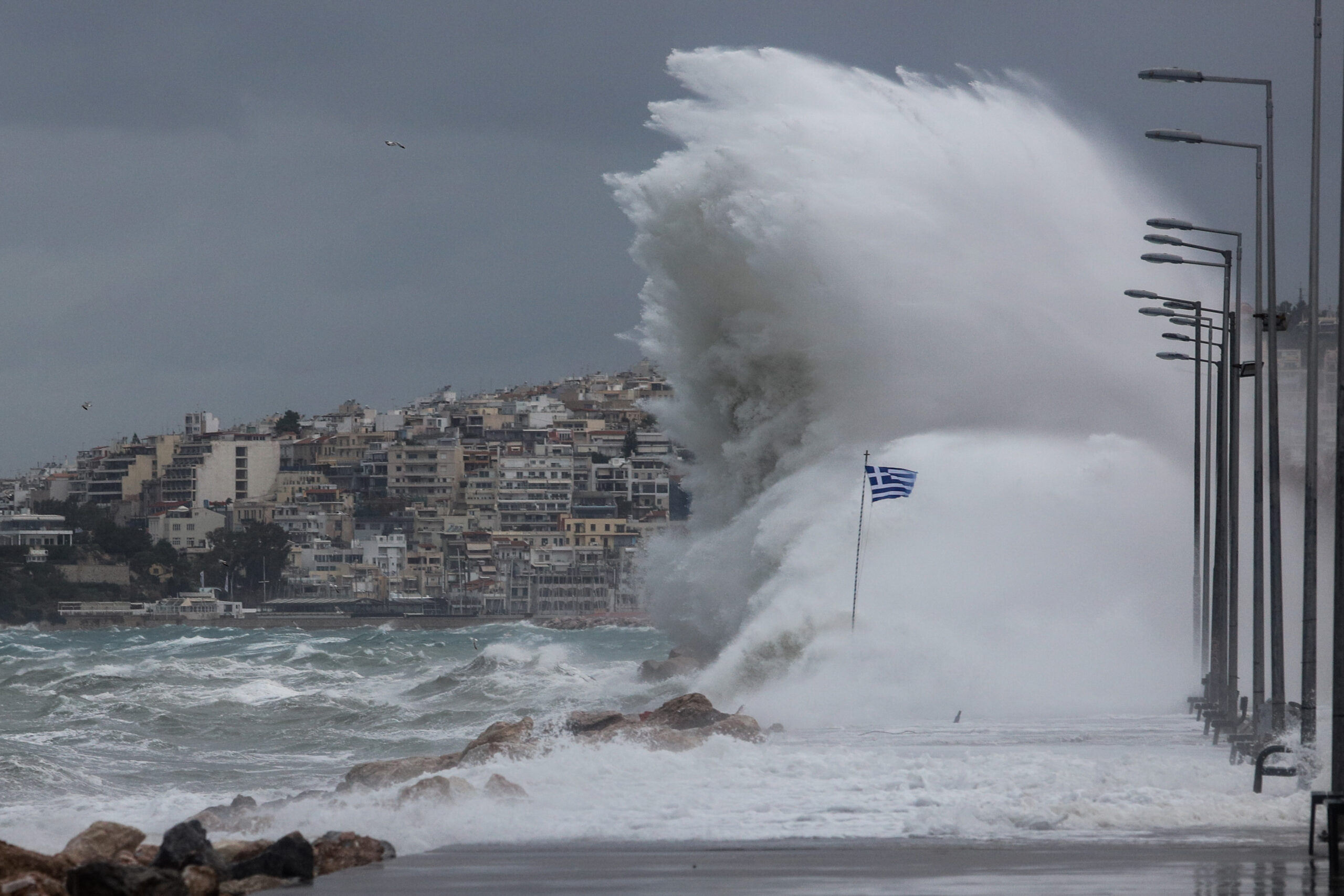 ΚΑΚΟΚΑΙΡΙΑ ΚΥΜΑΤΑ ΣΤΗ ΠΑΡΑΛΙΑ ΤΟΥ ΦΑΛΗΡΟΥ ΚΑΙ ΤΟΥ ΦΛΟΙΣΒΟΥ