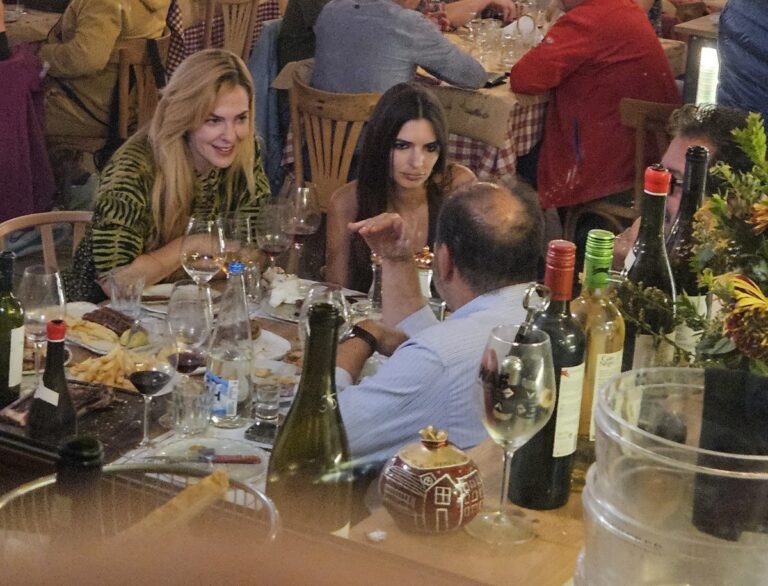 Ρένα Μόρφη, Emily Ratajkowski και Romain Gavras σε γεύμα στο Παγκράτι μετά την πρεμιέρα της «ΘΥΣΙΑΣ»