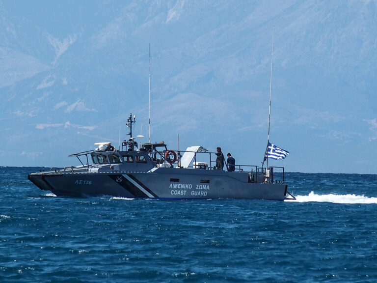 Σαλαμίνα: Πλοίο μεταφοράς οχημάτων κόλλησε σε αμμώδη βυθό (Βίντεο)